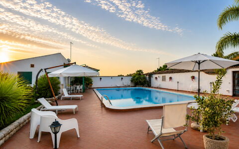 Villa Cigno Reale: Schwimmbad, Resort, Hotel, Zimmerpflanze