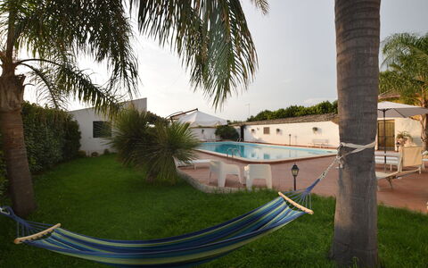 Villa Cigno Reale: Schwimmbad, Resort, Freizeit, Gartenmöbel, Eco Hotel, Schatten, Hazienda, Sonnenliege, Urlaub