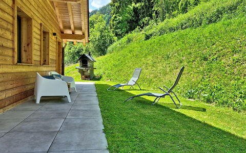 Chalet le Bleusy: Hütte, Garten, Rasen, Landscaping, Eco Hotel, Garten, Hartholz, Planke, Gartenmöbel, Bauernhaus