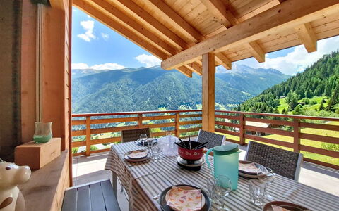 Chalet le Bleusy: Holz, Möbel, Decke, Veranda, Interior Design, Holzboden, Flooring, Hartholz, Holzbeize, Stuhl