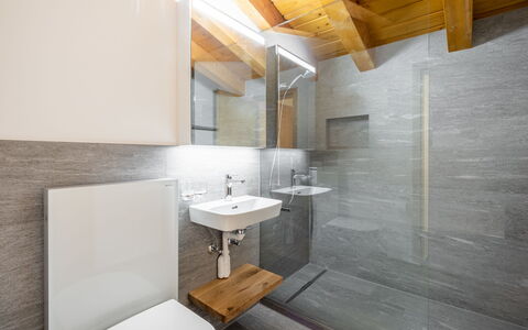 Casa la Streila: Flooring, Fussboden, Holz, Interior Design, Armatur, Decke, Zuhause, Sinken, Zimmer, Badezimmer