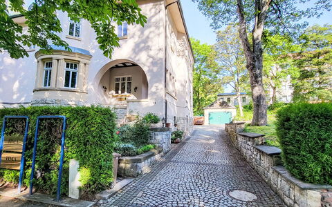 Villa Emma und Lotte: Holz, Möbel, Stuhl, Meer, Wohnung, Balkon, Ozean, Schatten, Gartenmöbel, Holzbeize