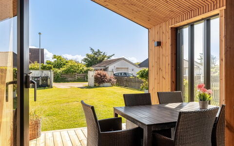 Ensio - 750M from the Sea: Holz, Möbel, Stuhl, Meer, Wohnung, Balkon, Ozean, Schatten, Gartenmöbel, Holzbeize