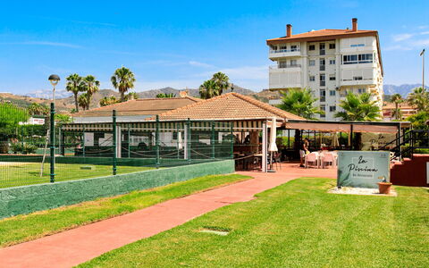 Laguna Beach Padel: Holz, Möbel, Stuhl, Meer, Wohnung, Balkon, Ozean, Schatten, Gartenmöbel, Holzbeize