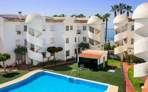 Laguna Beach Padel: Holz, Möbel, Stuhl, Meer, Wohnung, Balkon, Ozean, Schatten, Gartenmöbel, Holzbeize