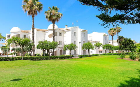 Laguna Beach Padel: Holz, Möbel, Stuhl, Meer, Wohnung, Balkon, Ozean, Schatten, Gartenmöbel, Holzbeize