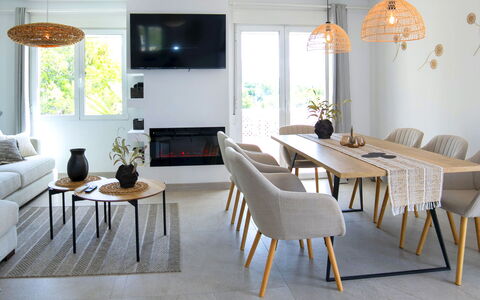 El Lloveret: Holz, Möbel, Stuhl, Meer, Wohnung, Balkon, Ozean, Schatten, Gartenmöbel, Holzbeize