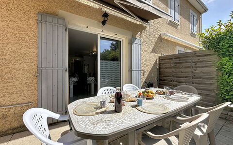 Mas des Vignes - la Pimprenelle: Holz, Möbel, Stuhl, Meer, Wohnung, Balkon, Ozean, Schatten, Gartenmöbel, Holzbeize