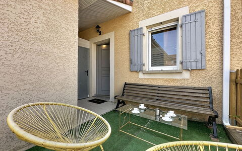 Mas des Vignes - la Pimprenelle: Holz, Möbel, Stuhl, Meer, Wohnung, Balkon, Ozean, Schatten, Gartenmöbel, Holzbeize