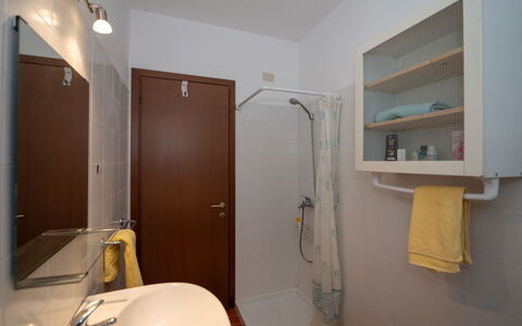 Malpaga: Badezimmer, Bad Sink, Armatur, Flooring, Wand, Fussboden, Sinken, Interior Design, Zapfhahn, Installation
