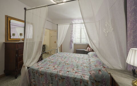 Nido nel Centro: Möbel, Interior Design, Bett, Schlafzimmer, Linens, Bedding, Zimmer, Fussboden, Bettdecke, Decke