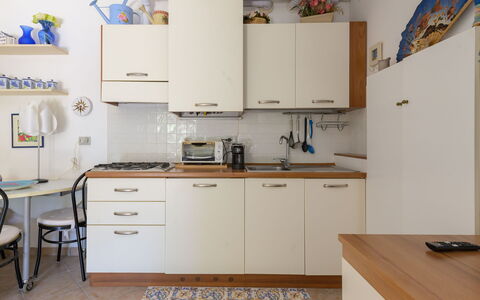 La Molletta: Küchengerät, Küche, Major Appliance, Möbel, Countertop, Cabinetry, Flooring, Holz, Interior Design, Fussboden