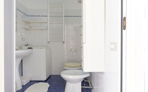La Molletta: Toilleten Sitz, Flooring, Fussboden, Badezimmer, Toilette, Armatur, Interior Design, Sinken, Zimmer, Fliese