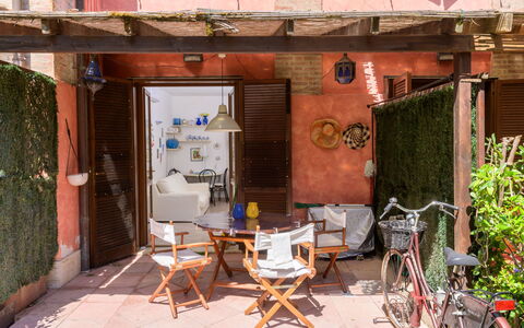 La Molletta: Wand, Blumentopf, Tür, Möbel, Zimmerpflanze, Stuhl, Gartenmöbel, Fahrrad, Backstein, Tisch Im Freien