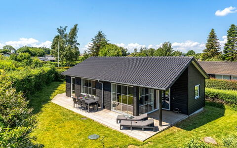 Väinö - 300M from the Sea: Hütte, Abstellgleis, Garten, Rasen, Veranda, Garten, Bauernhaus, Gartenbauten