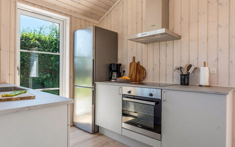 Väinö - 300M from the Sea: Flooring, Holz, Fussboden, Interior Design, Küchengerät, Küche, Decke, Holzboden, Countertop, Major Appliance