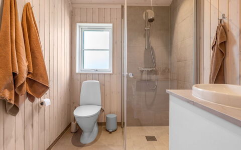 Väinö - 300M from the Sea: Flooring, Fussboden, Holz, Toilleten Sitz, Armatur, Toilette, Badezimmer, Interior Design, Installation, Decke