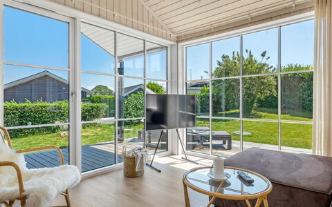 Väinö - 300M from the Sea: Interior Design, Veranda, Tür, Zuhause, Möbel, Fussboden, Stuhl, Decke, Holzboden, Glas