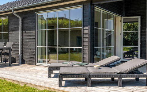 Väinö - 300M from the Sea: Tür, Abstellgleis, Gartenmöbel, Veranda, Hartholz, Schatten, Deck, Garten, Stuhl, Design