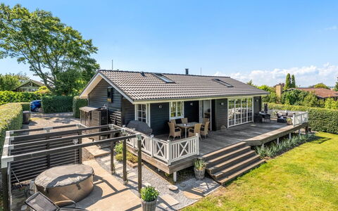 Leea - 100M from the Sea: Haus, Zuhause, Dach, Hütte, Veranda, Estate, Abstellgleis, Bauernhaus, Fahrrad, Deck