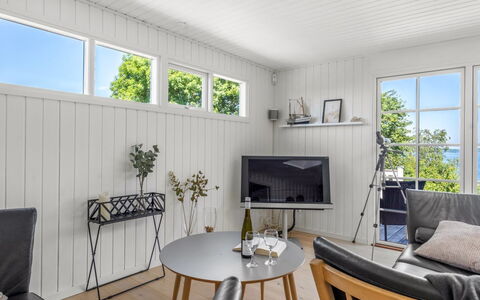 Leea - 100M from the Sea: Flooring, Interior Design, Holz, Fussboden, Holzboden, Möbel, Decke, Wohnzimmer, Beleuchtung, Zuhause