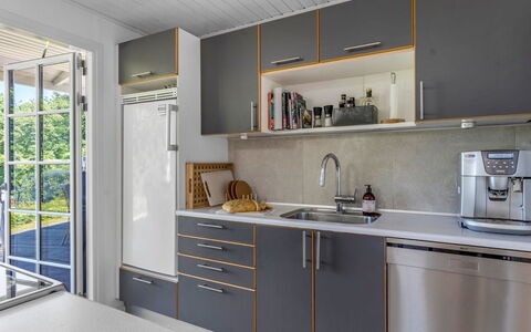 Leea - 100M from the Sea: Küche, Küchengerät, Countertop, Major Appliance, Interior Design, Cabinetry, Flooring, Holz, Spüle, Möbel