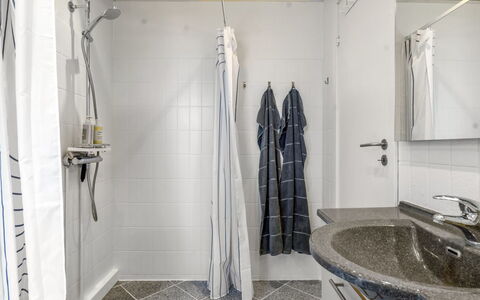 Leea - 100M from the Sea: Flooring, Armatur, Fussboden, Interior Design, Sinken, Installation, Zapfhahn, Fliese, Decke, Badezimmer