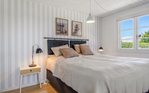 Leea - 100M from the Sea: Schlafzimmer, Bett, Bedding, Holz, Interior Design, Bettdecke, Fussboden, Flooring, Linens, Möbel
