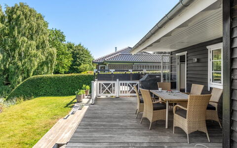 Leea - 100M from the Sea: Holz, Veranda, Dach, Zuhause, Haus, Hütte, Deck, Schatten, Abstellgleis, Estate