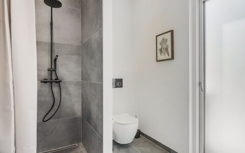 Adrian - 500M from the Sea: Wand, Flooring, Fussboden, Interior Design, Badezimmer, Armatur, Toilette, Decke, Zimmer, Fliese