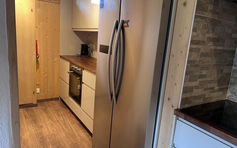 Chez Teddy Ug: Flooring, Major Appliance, Fussboden, Holz, Küchengerät, Holzboden, Möbel, Interior Design, Countertop, Küche