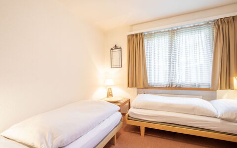 Haus Ner A1: Bett, Interior Design, Möbel, Schlafzimmer, Decke, Textil, Bettdecke, Zimmer, Bedding, Fussboden