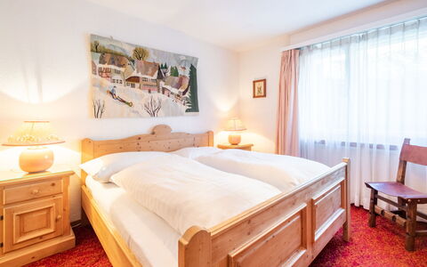 Haus Ner A1: Bett, Schlafzimmer, Bedding, Bettdecke, Möbel, Interior Design, Holz, Bettrahmen, Linens, Zimmer