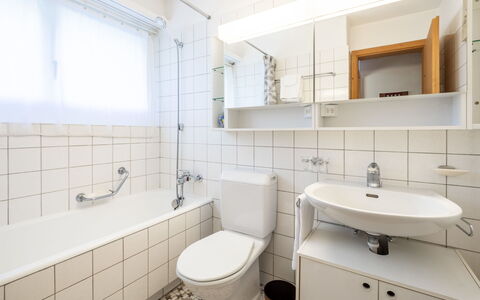 Haus Ner A1: Badezimmer, Armatur, Flooring, Interior Design, Fussboden, Bad Sink, Sinken, Toilette, Toilleten Sitz, Installation