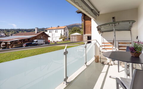 Haus Ner A1: Balkon, Wohnung, Geländer, Stuhl, Schatten, Veranda, Daylighting, Villa, Gartenmöbel, Deck