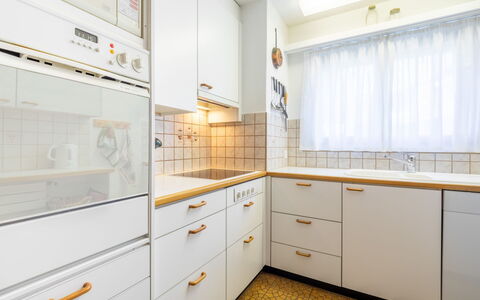 Haus Ner A1: Flooring, Interior Design, Holz, Cabinetry, Küche, Fussboden, Countertop, Decke, Küchengerät, Zimmer