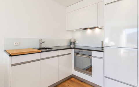 Taviarna Laax 4.5: Küche, Küchengerät, Flooring, Countertop, Interior Design, Major Appliance, Holz, Cabinetry, Fussboden, Haushaltsgerät