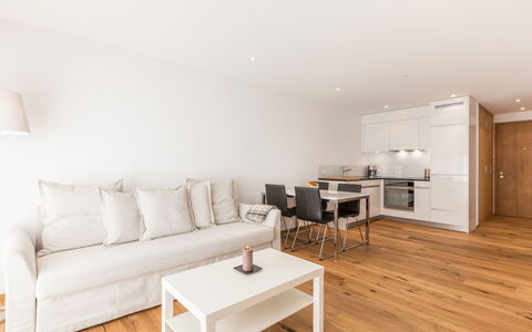 Taviarna Laax 4.5: Flooring, Holzboden, Interior Design, Fussboden, Holz, Möbel, Zimmer, Laminatboden, Couch, Wohnung