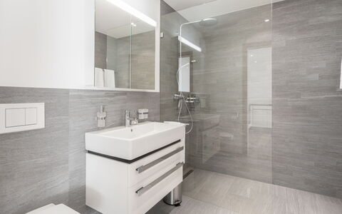 Taviarna Laax 4.5: Flooring, Fussboden, Interior Design, Badezimmer, Armatur, Fliese, Sinken, Bad Sink, Badezimmerschrank, Installation