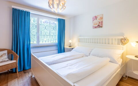 Casa Gronda 2: Bett, Interior Design, Schlafzimmer, Möbel, Bedding, Holz, Bettdecke, Fussboden, Flooring, Decke