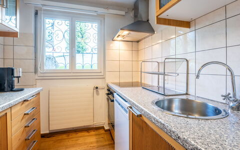 Casa Gronda 2: Küche, Countertop, Flooring, Holz, Sinken, Major Appliance, Armatur, Interior Design, Cabinetry, Küchengerät