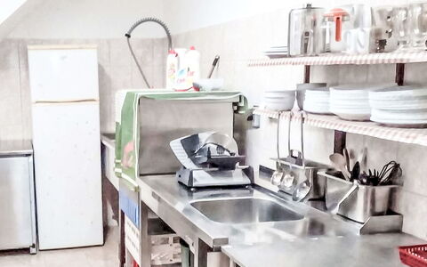 Strážné: Küche, Möbel, Küchengerät, Major Appliance, Countertop, Interior Design, Haushaltsgerät, Zimmer, Cabinetry, Kleingeräte