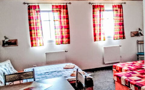 Strážné: Möbel, Zimmer, Bett, Daylighting, Linens, Schlafzimmer, Kissen, Wohnzimmer