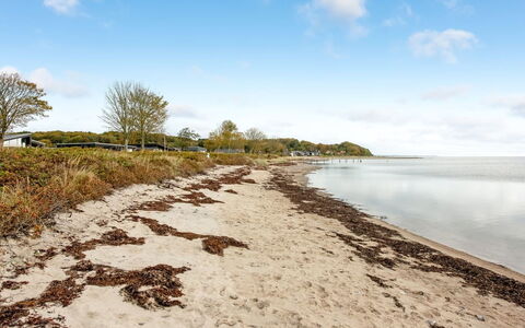 Aslak - 25M from the Sea: Schwimmbad, Wohngebiet, Thermae, Resort, Verbundwerkstoff, Freizeit, Estate, Kunstrasen, Hazienda, Villa