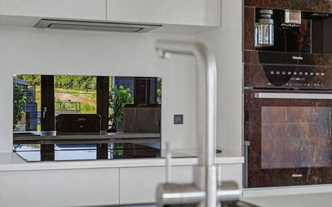 Sedine - 500M from the Sea: Küchengerät, Küche, Interior Design, Holz, Haushaltsgerät, Major Appliance, Countertop, Beleuchtung, Flooring, Cabinetry