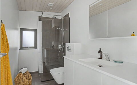 Sedine - 500M from the Sea: Flooring, Badezimmer, Fussboden, Armatur, Interior Design, Wand, Sinken, Decke, Zapfhahn, Badezimmerschrank