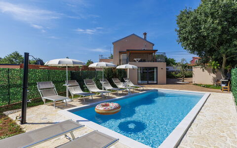 Di Gigi: Schwimmbad, Wohngebiet, Thermae, Resort, Verbundwerkstoff, Freizeit, Estate, Kunstrasen, Hazienda, Villa