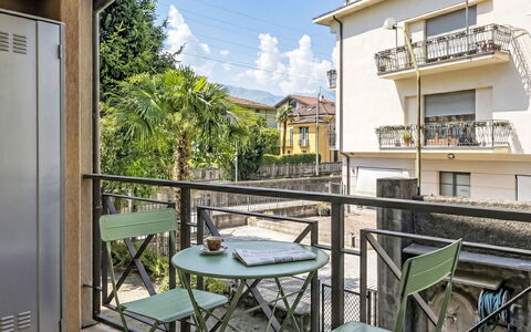 Tiny Loft: Schwimmbad, Wohngebiet, Thermae, Resort, Verbundwerkstoff, Freizeit, Estate, Kunstrasen, Hazienda, Villa