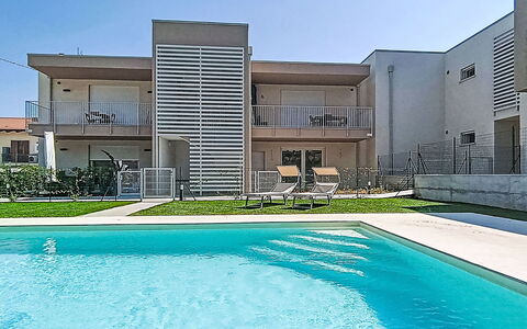 Residence Borgo Marinoni - Due: Schwimmbad, Wohngebiet, Thermae, Resort, Verbundwerkstoff, Freizeit, Estate, Kunstrasen, Hazienda, Villa