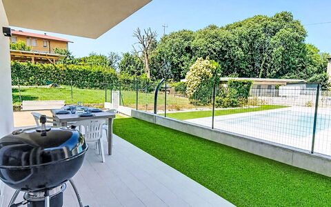 Residence Borgo Marinoni - Due: Schwimmbad, Wohngebiet, Thermae, Resort, Verbundwerkstoff, Freizeit, Estate, Kunstrasen, Hazienda, Villa